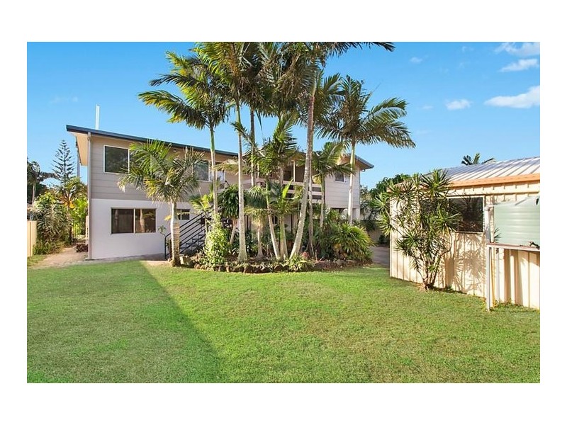 32 Tallebudgera Drive, Palm Beach QLD 4221