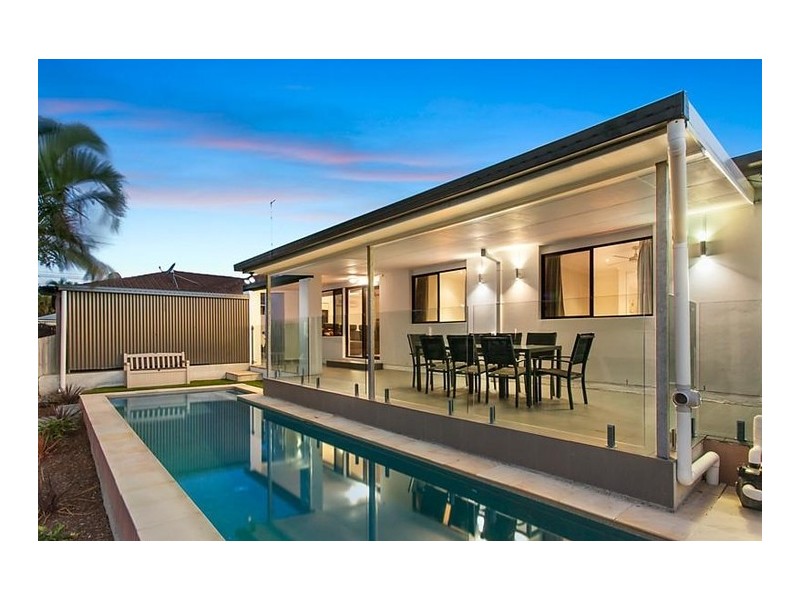 1 Pensacola Court, Broadbeach Waters QLD 4218