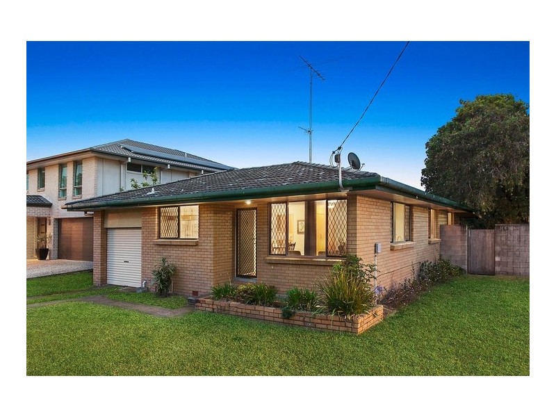 33 Tenth Avenue, Palm Beach QLD 4221