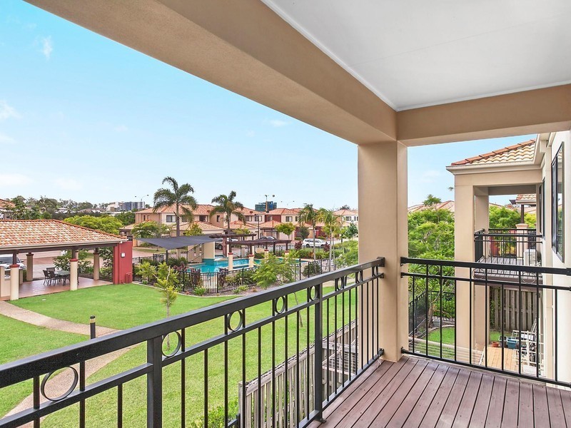 29/302 Christine Avenue, Varsity Lakes QLD 4227
