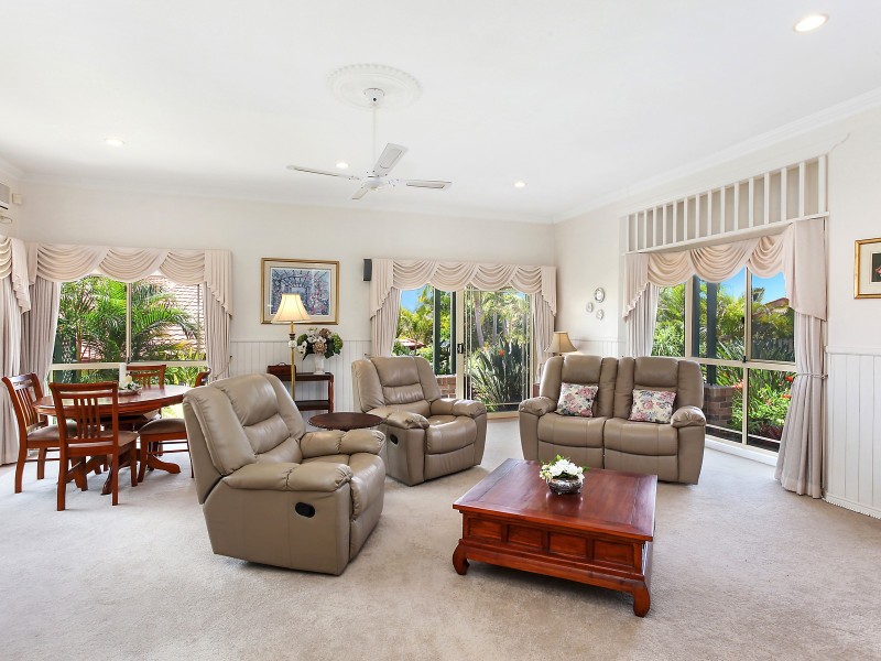 8 Rosebud Street, Robina QLD 4226