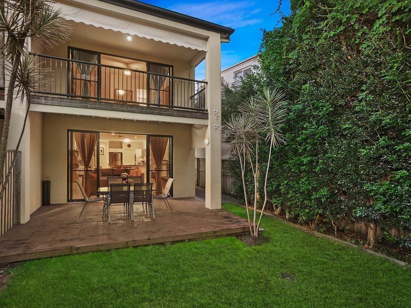 1/4 Tenth Avenue, Palm Beach QLD 4221