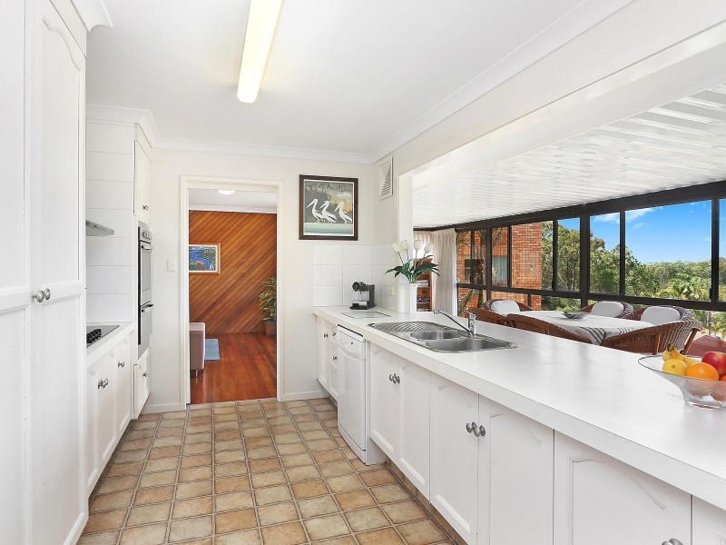 16 Seaview Parade, Elanora QLD 4221
