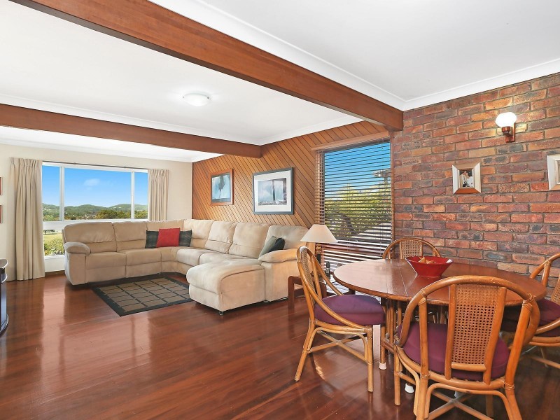 16 Seaview Parade, Elanora QLD 4221