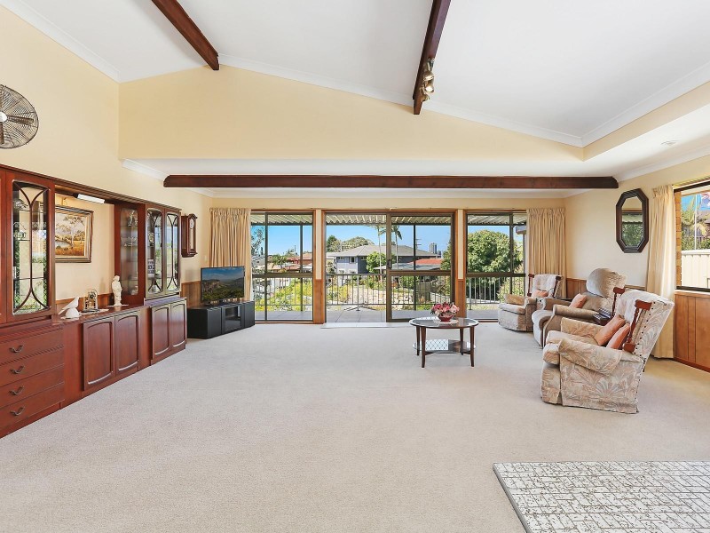 7 Crest Drive, Elanora QLD 4221