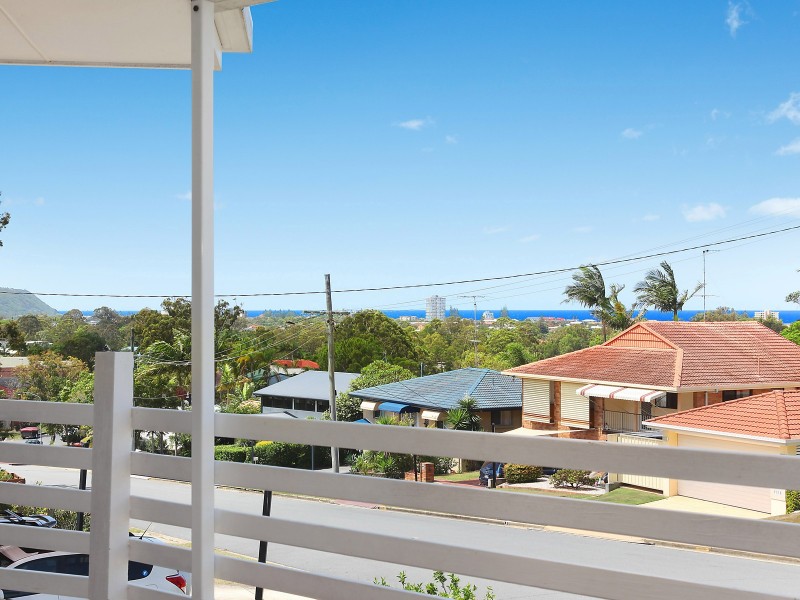 4 Crest Drive, Elanora QLD 4221