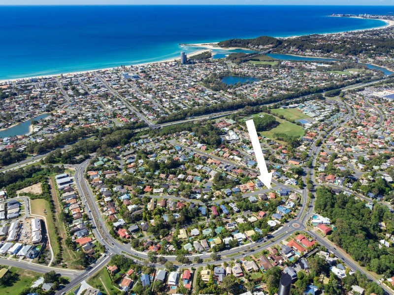 4 Crest Drive, Elanora QLD 4221