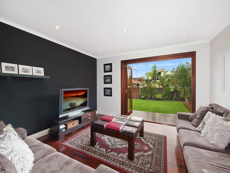 17 Razorbill Street, Burleigh Waters QLD 4220