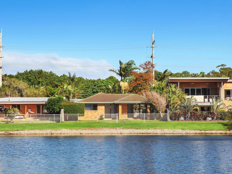 19 Tahiti Avenue, Palm Beach QLD 4221