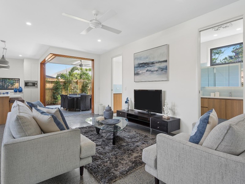 2/13 Twenty Third Avenue, Palm Beach QLD 4221