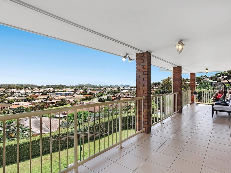 37 Castlecrag Avenue, Banora Point NSW 2486