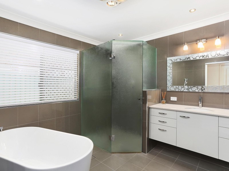 73 Lochlomond Drive, Banora Point NSW 2486