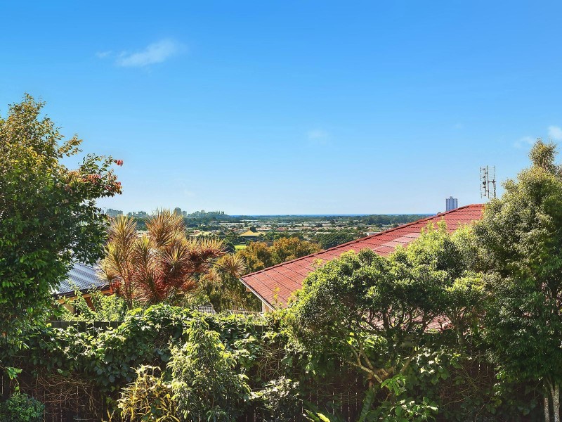 73 Lochlomond Drive, Banora Point NSW 2486