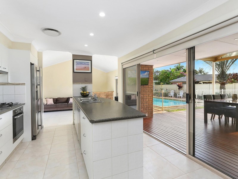 52 Bergamont Street, Elanora QLD 4221