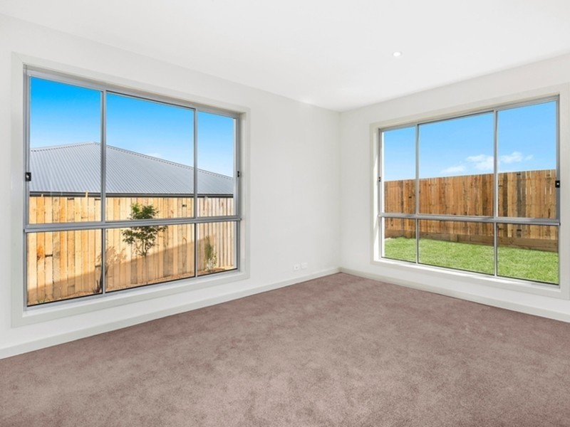 18 Cocoparra Crescent, Crace ACT 2911