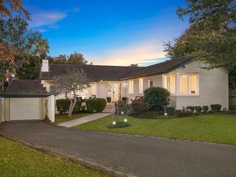 27 Benaroon Avenue, St Ives NSW 2075