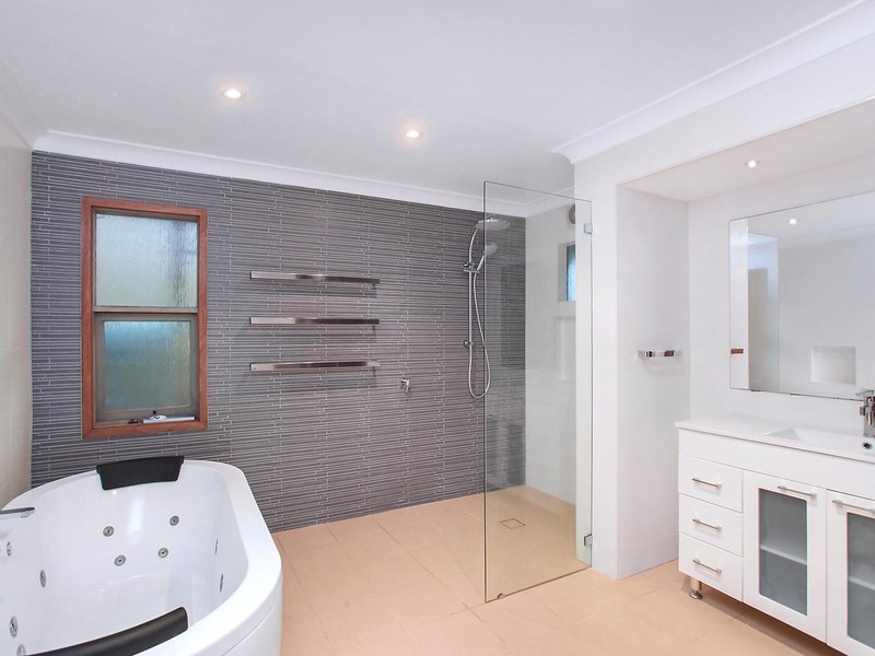 11 Henrys Road, Forresters Beach NSW 2260