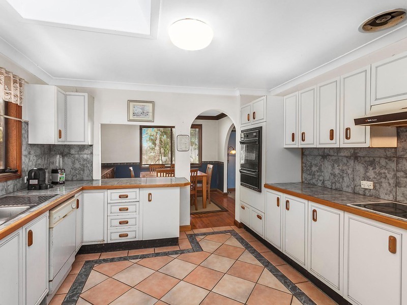 4 Arthur Place, Forresters Beach NSW 2260