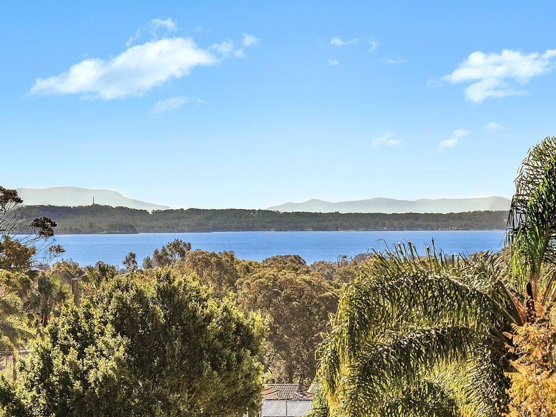 18 Vista Parade, Bateau Bay NSW 2261