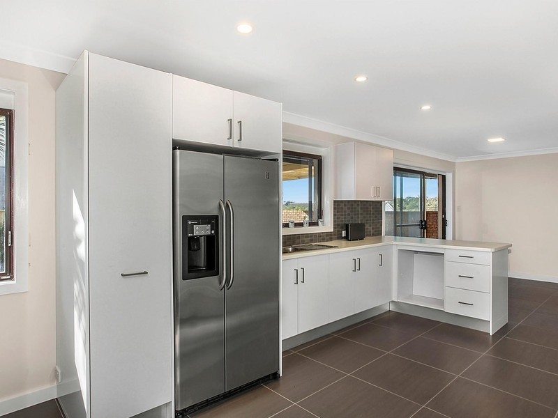 18 Vista Parade, Bateau Bay NSW 2261