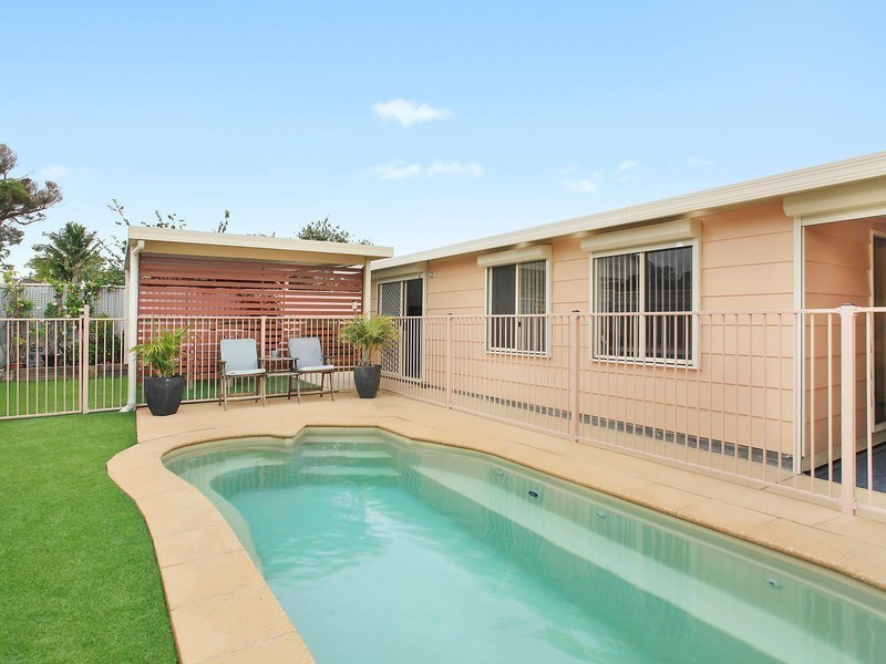 9 Borrodale Avenue, Bateau Bay NSW 2261
