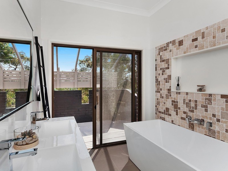 37 Yakaloo Crescent, Forresters Beach NSW 2260