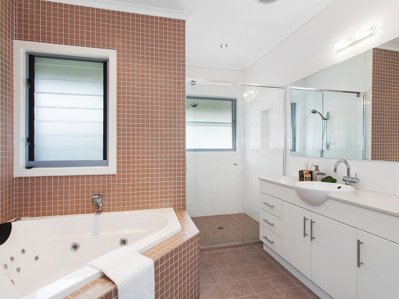2 Florence Avenue, Point Frederick NSW 2250