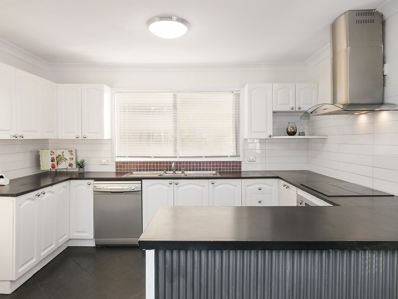 42 Elizabeth Bay Drive, Lake Munmorah NSW 2259