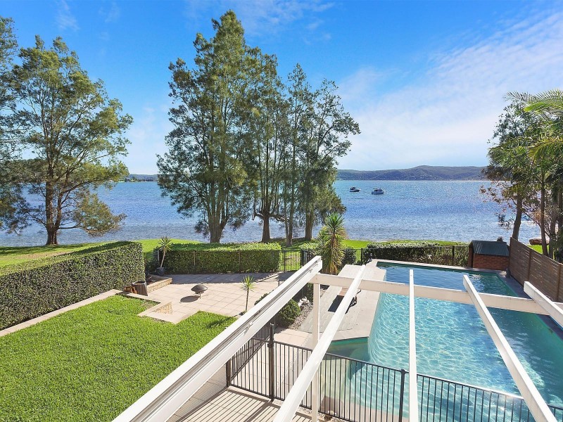 327 Avoca Drive, Green Point NSW 2251