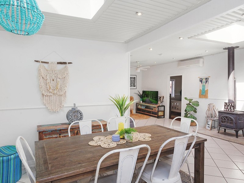 929 The Entrance Road, Forresters Beach NSW 2260