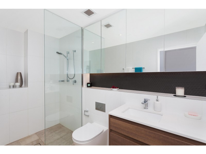 2/13 Lynn Avenue, Point Frederick NSW 2250