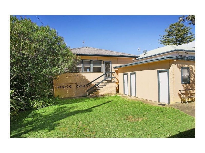 18 North Avoca Parade, North Avoca NSW 2260