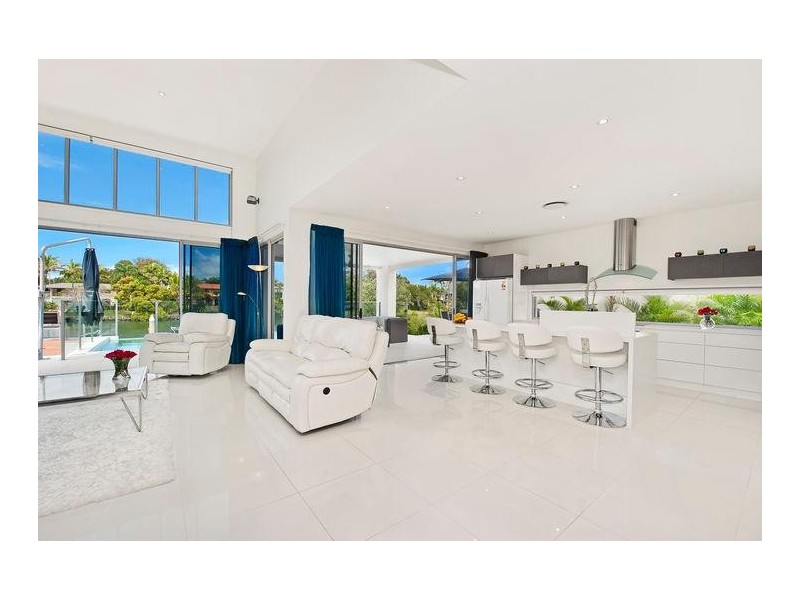 8 Binda Place, Bundall QLD 4217