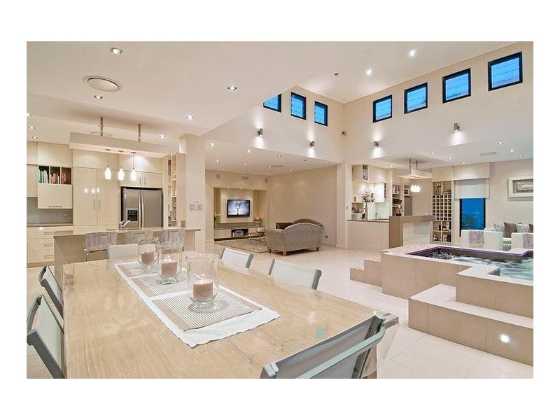 48 Cronin Avenue, Main Beach QLD 4217