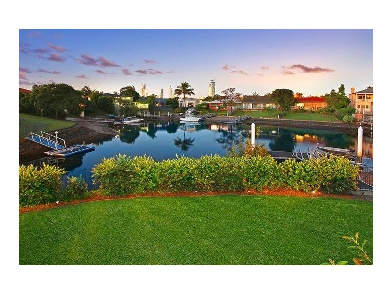 18 La Spezia Court, Isle Of Capri QLD 4217