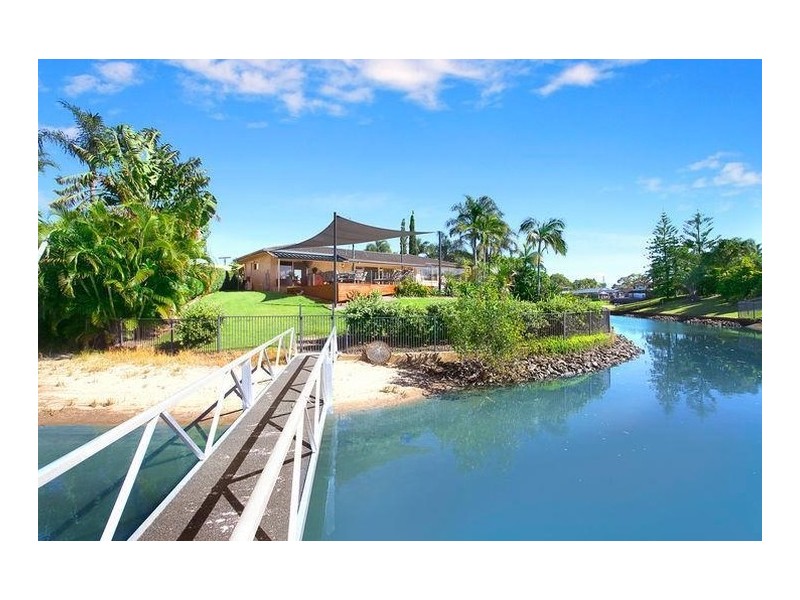 18 La Spezia Court, Isle Of Capri QLD 4217