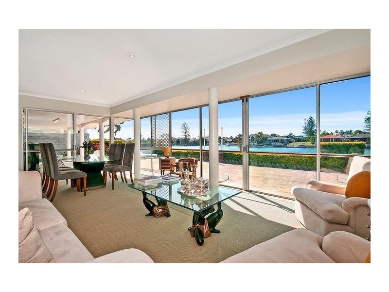 11 Cleland Crescent, Broadbeach Waters QLD 4218