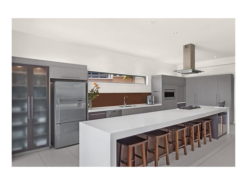 7012 Vista Drive, Benowa QLD 4217