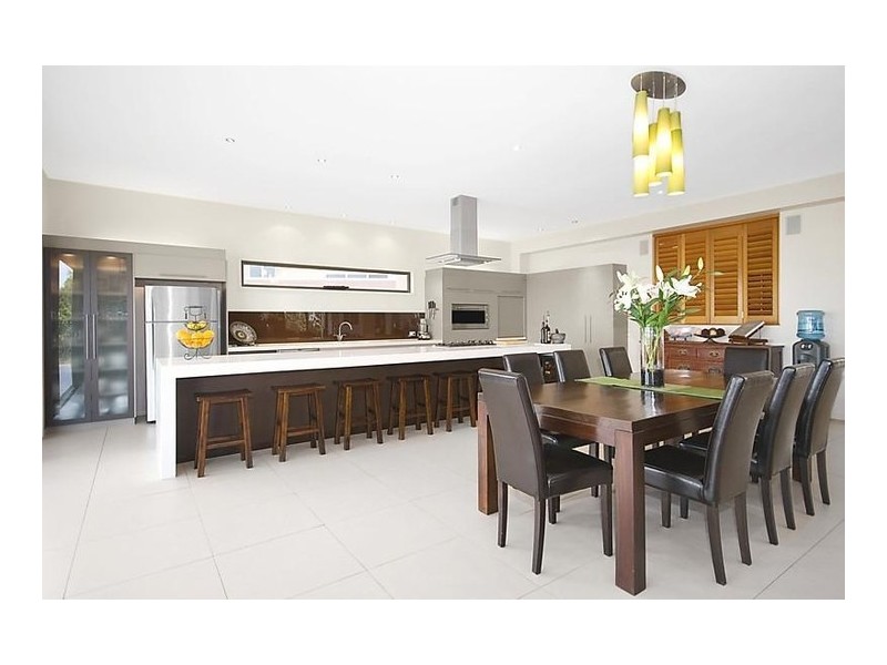 7012 Vista Drive, Benowa QLD 4217