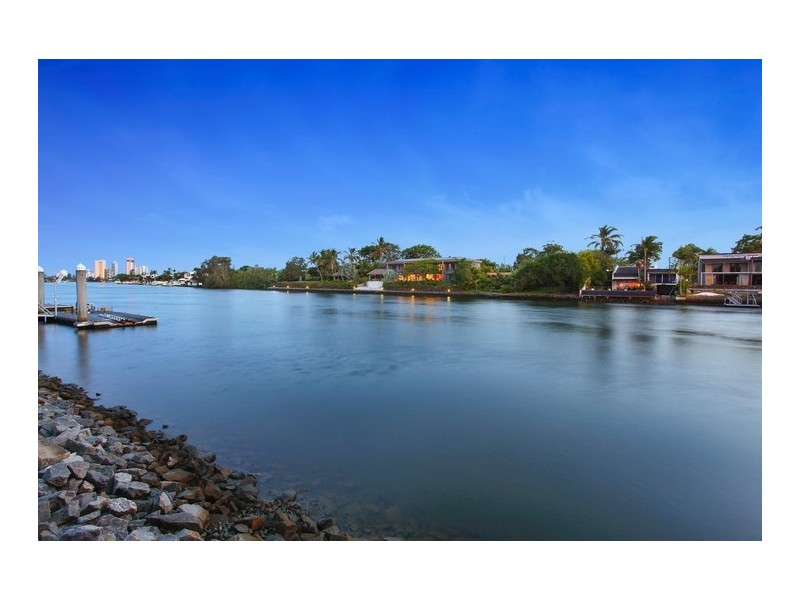 1 La Spezia Court, Isle Of Capri QLD 4217