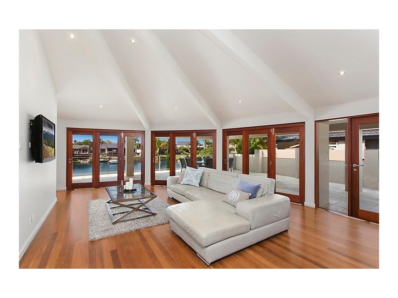 36 Selkirk Avenue, Benowa Waters QLD 4217