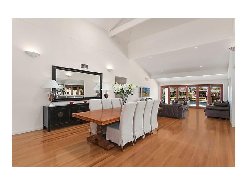 36 Selkirk Avenue, Benowa Waters QLD 4217