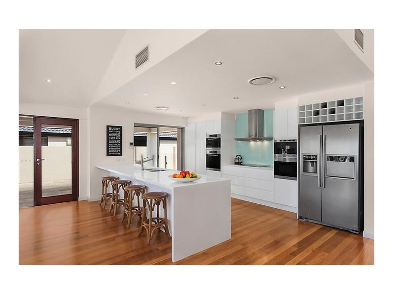 36 Selkirk Avenue, Benowa Waters QLD 4217