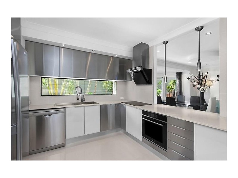 9 Solar Court, Benowa QLD 4217