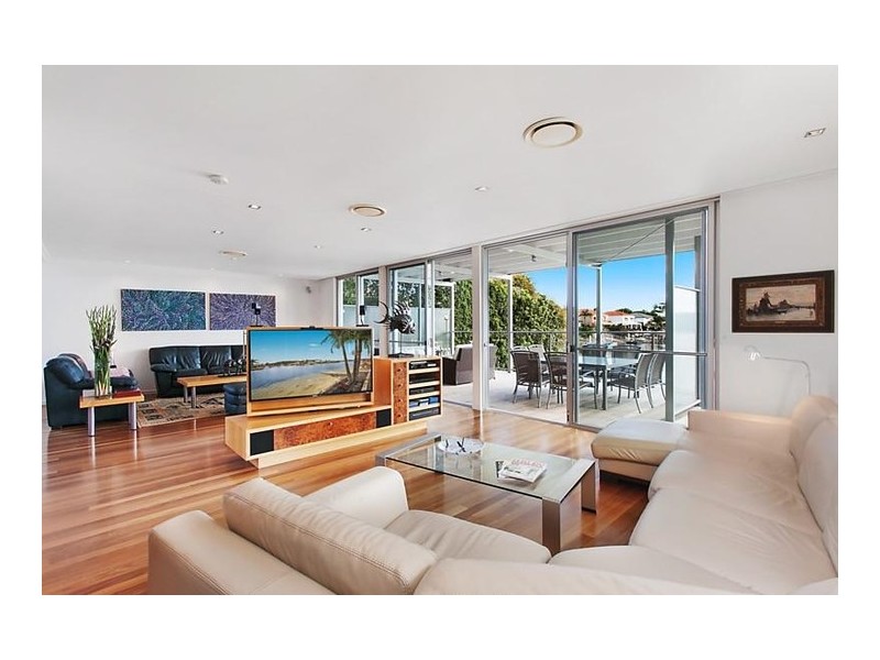 5 Valencia Avenue, Isle Of Capri QLD 4217