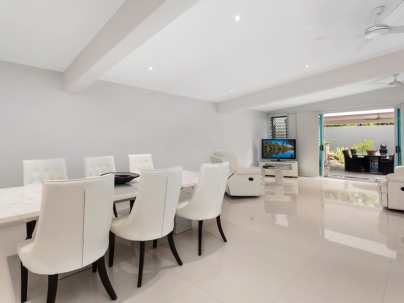 49 Breaker Street, Main Beach QLD 4217