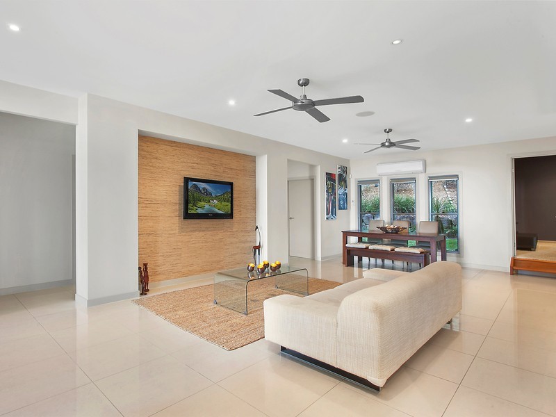 8 Kookaburra Place, Parkwood QLD 4214