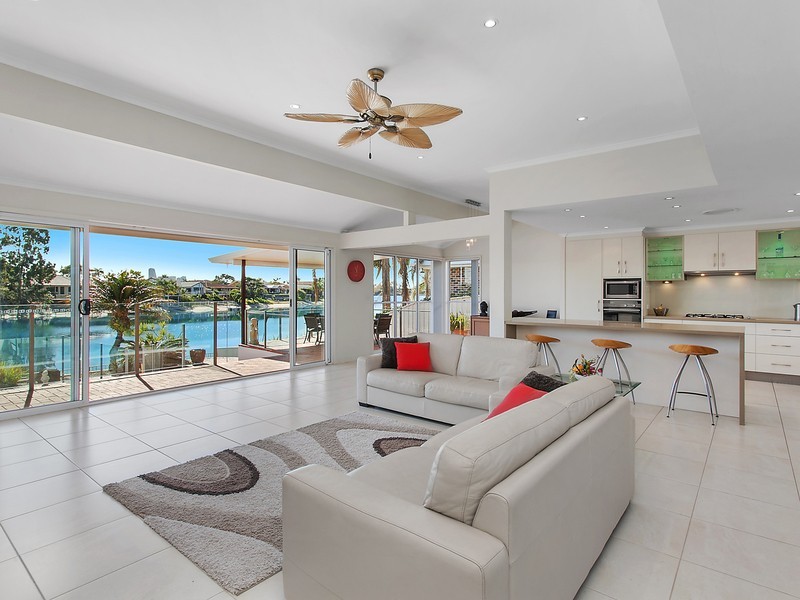 8 Wanneroo Court, Mermaid Waters QLD 4218