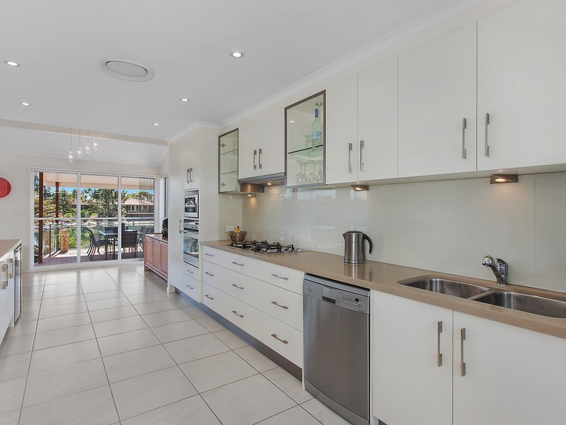 8 Wanneroo Court, Mermaid Waters QLD 4218