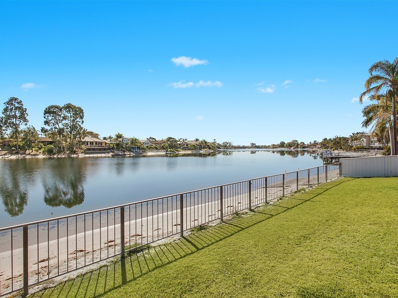8 Wanneroo Court, Mermaid Waters QLD 4218